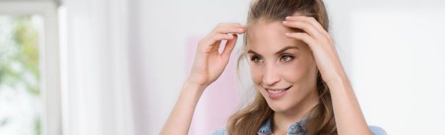 Frizura tipp: kócos, csavart félkonty